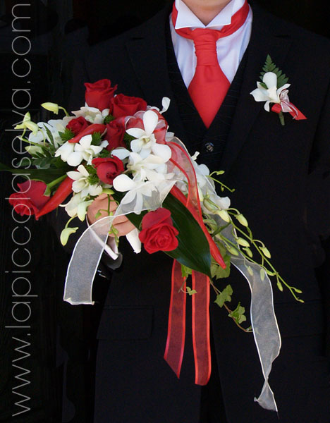 bouquet rose rosse e orchidee bianche