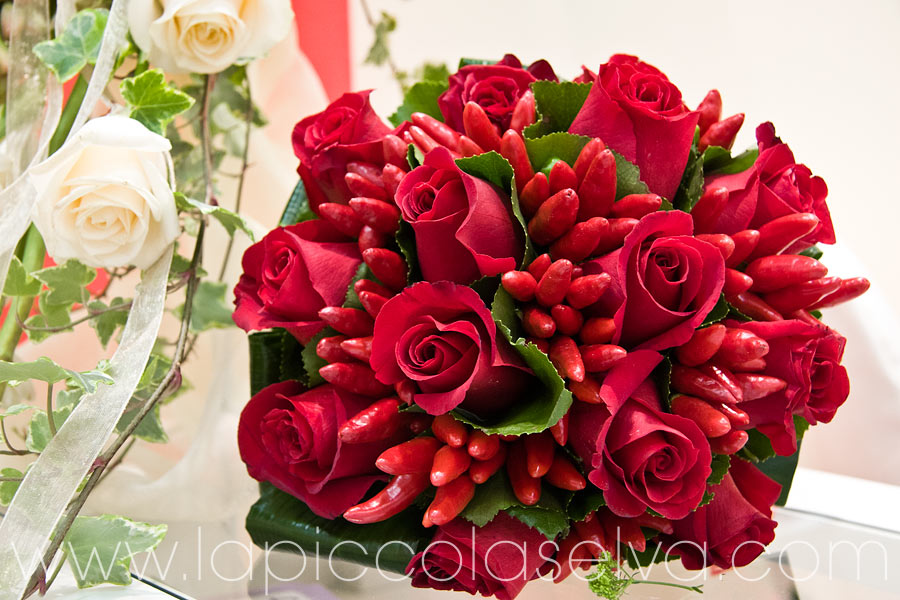 bouquet con rose rosse e peperoncini